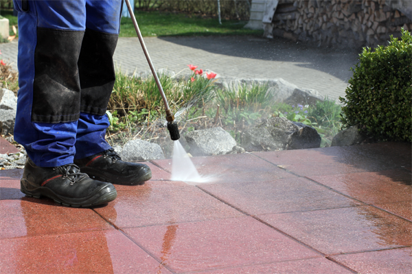 Reinigung von Terrassenplatten mit einem Hochdruckreiniger und hartem Wasserstrahl.
