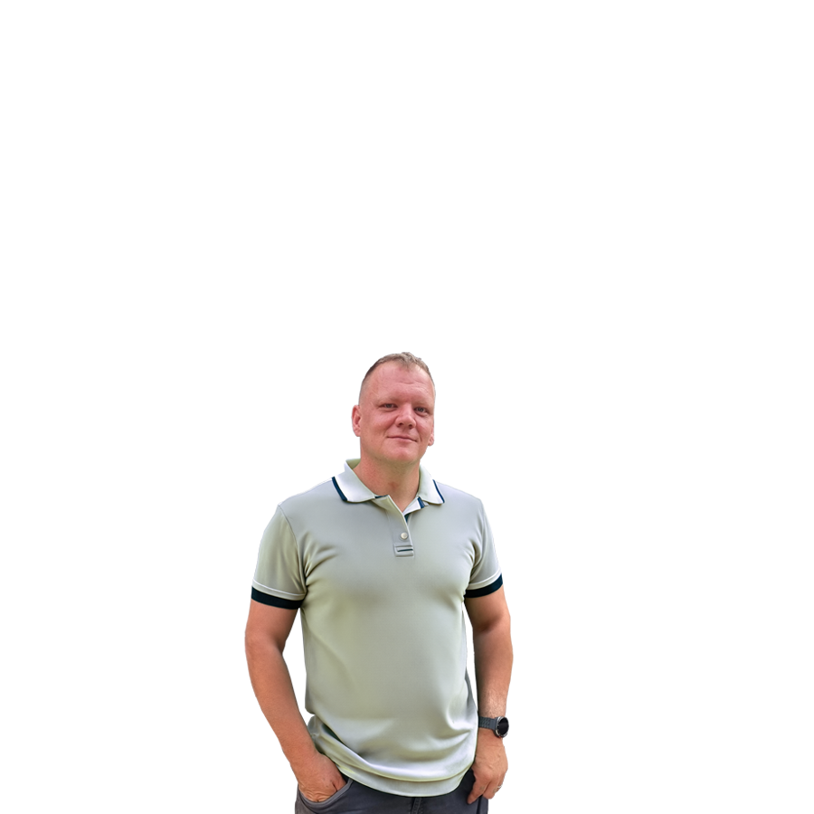 Inhaber Maximilian Brümmer freistehend vor einem neutralen Hintergrund.