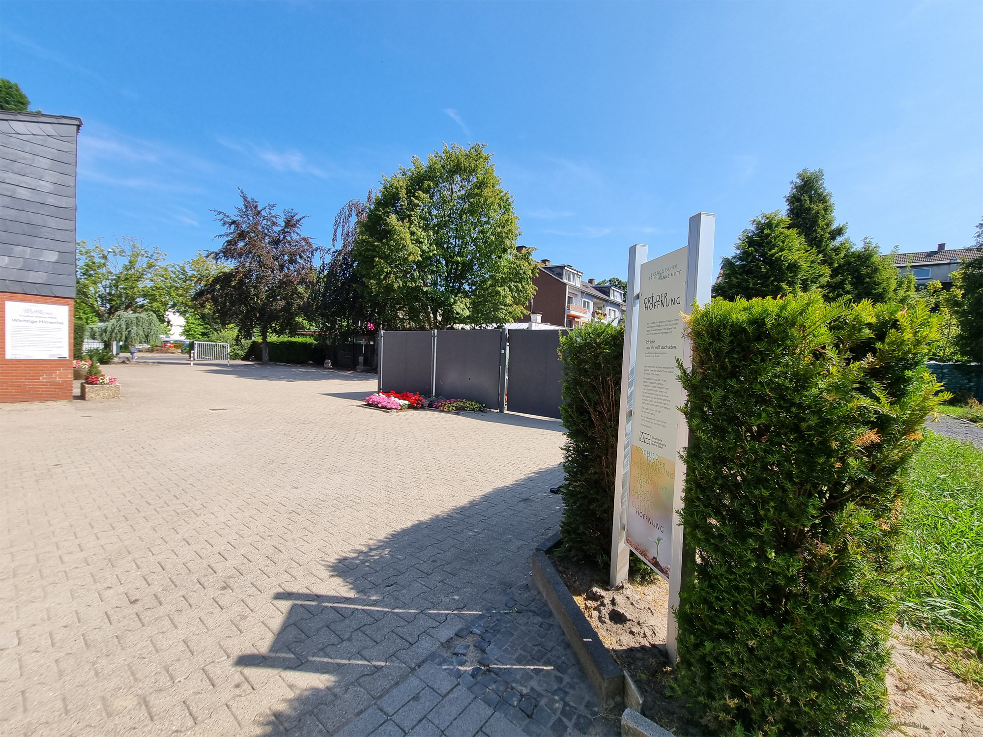 Blick auf den Betriebshof und die Trauerhalle mit Vorplatz dazwischen.