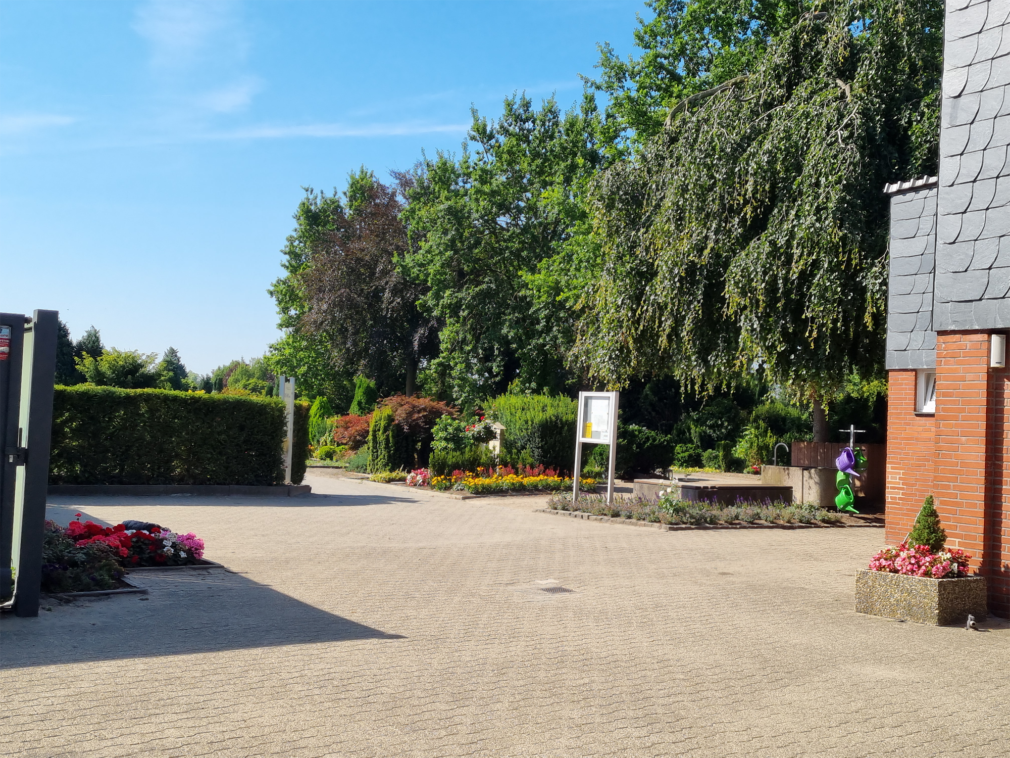 Haupteingang in der Mitte. Betriebshof Brümmer rechts und Trauerhalle links im Bild.