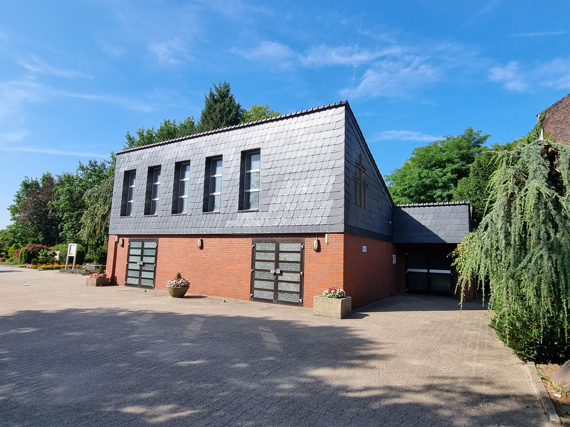 Trauerhalle mittig im Bild. Rechts der Haupteingang zum Friedhof.