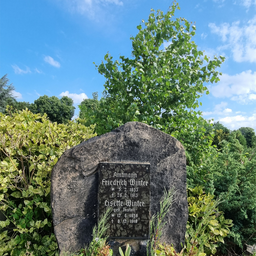 Historischer Grabstein von Amtmann Friedrich Winter auf dem Postfriedhof.