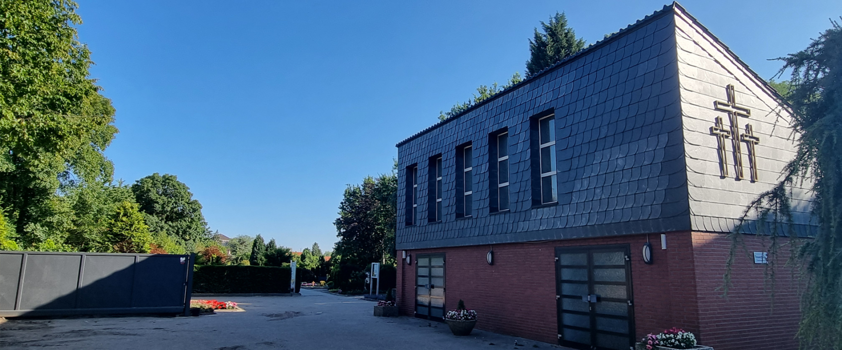 Haupteingang mit Trauerhalle rechts, Betriebshof links und Hauptweg in der Mitte.